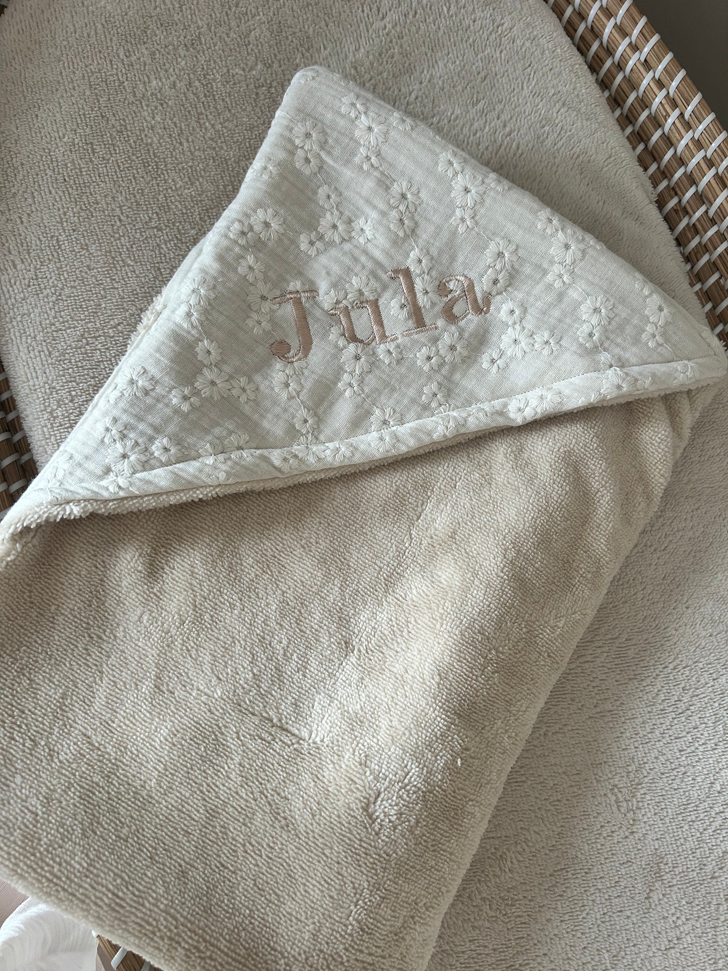 Wikkeldoek embroderie ecru met bamboe (optioneel met naam)