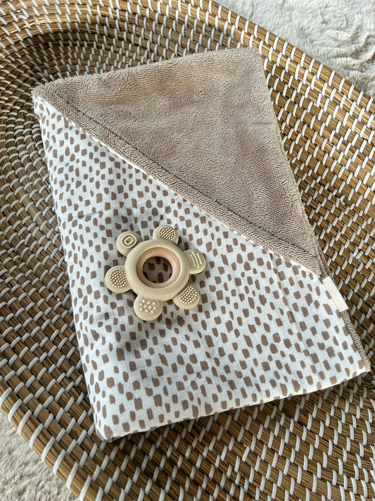 Handgemaakte Wikkeldoek Bamboe fleece donker beige en Hydrofiel spatten beige