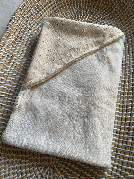 Handgemaakte Wikkeldoek Hydrofiel broderie met bamboe fleece beige