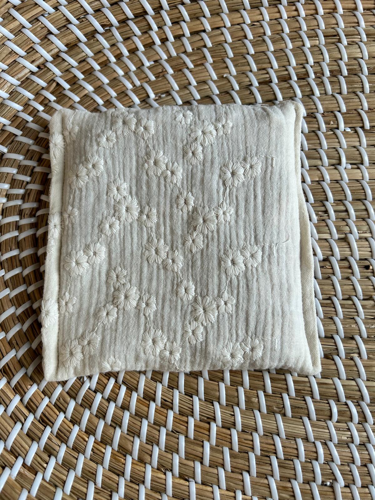 Sensorisch zakje kersenpitten naturel broderie met bloemen hydrofiel