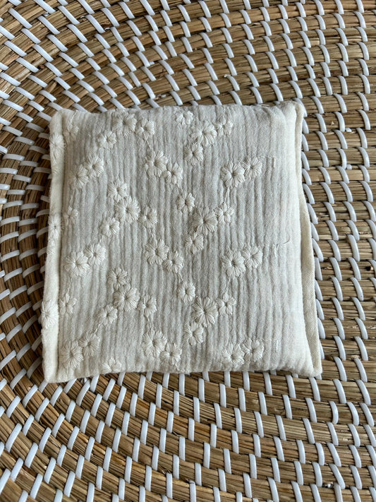 Sensorisch zakje kersenpitten naturel broderie met bloemen hydrofiel