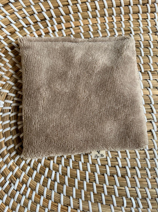 Sensorisch zakje taupe bamboe rammelaar