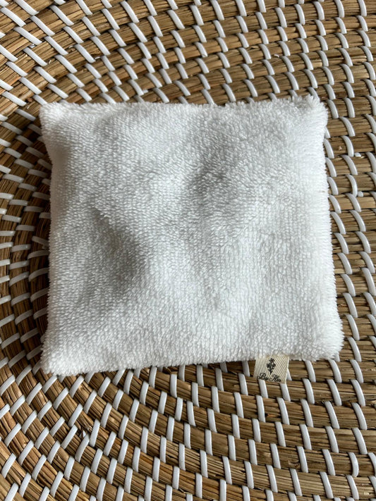 Sensorisch zakje teddy bamboe off white rammelaar