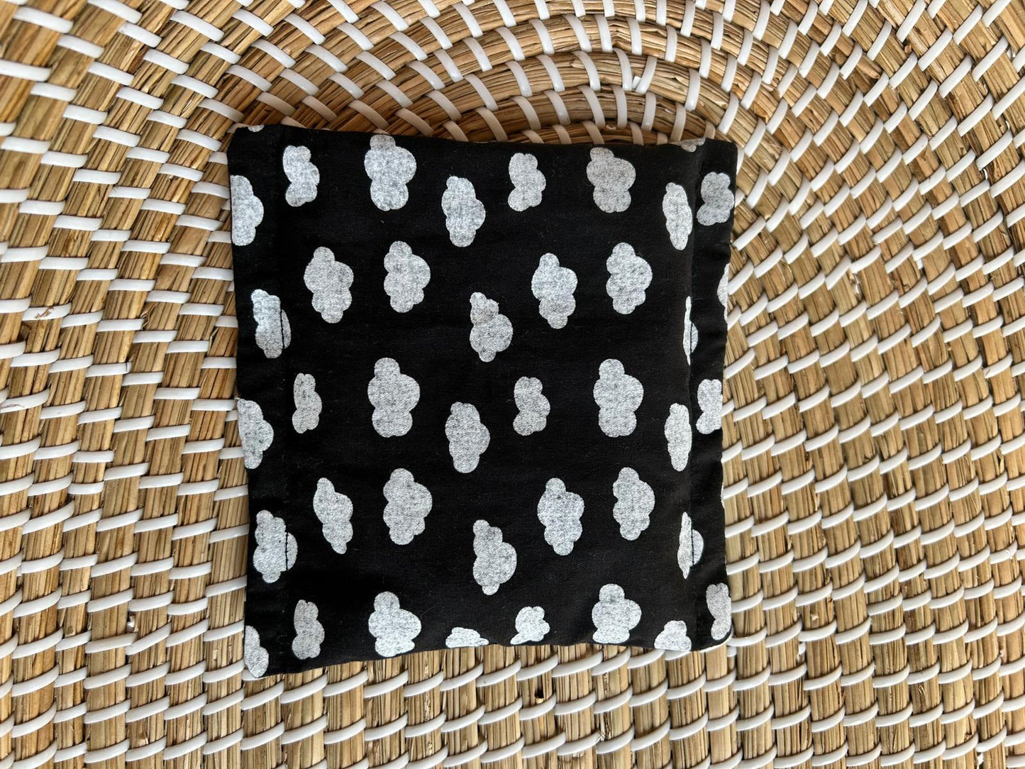 Sensorisch zakje wolkjes zwart wit kersenpitten