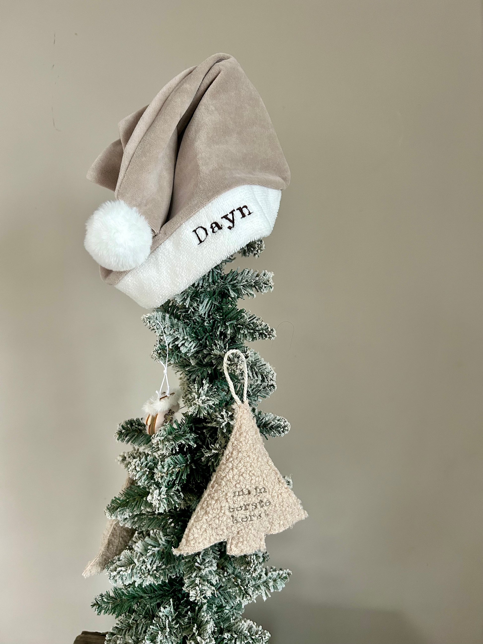 Beige-Kerstmuts-met-naam 