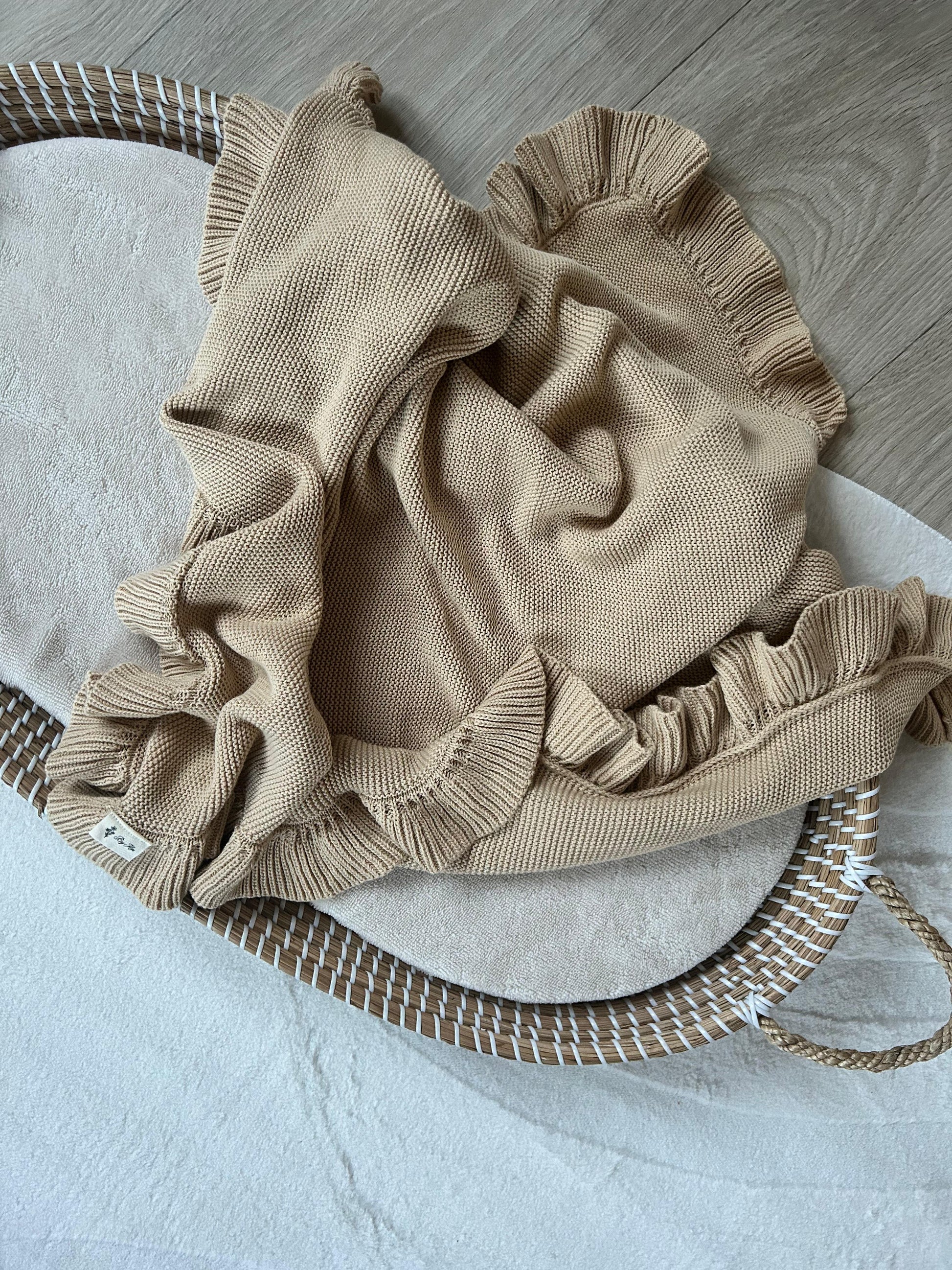 Gereide-beige-ruffle-deken