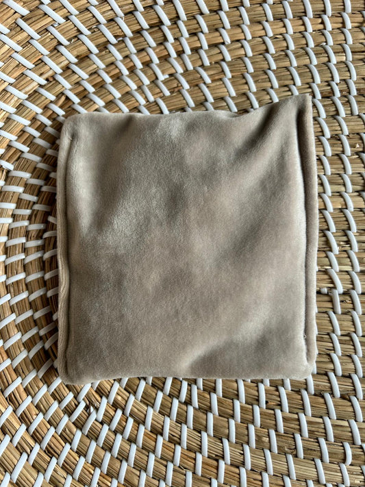 Sensorisch zakje velours taupe rammelaar