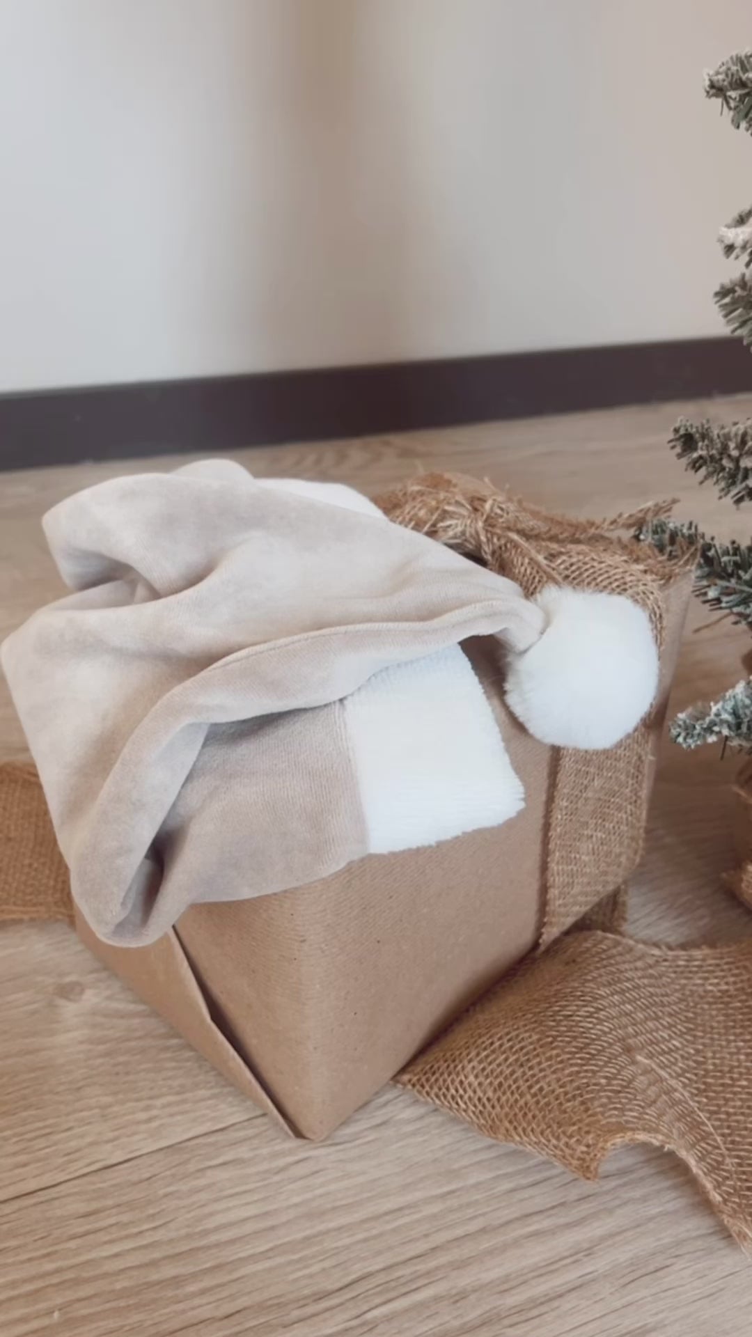 Beige-kerstmuts-velours